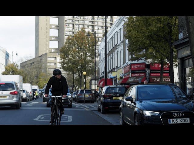 E BIKING IN LONDON - DESIKNIO